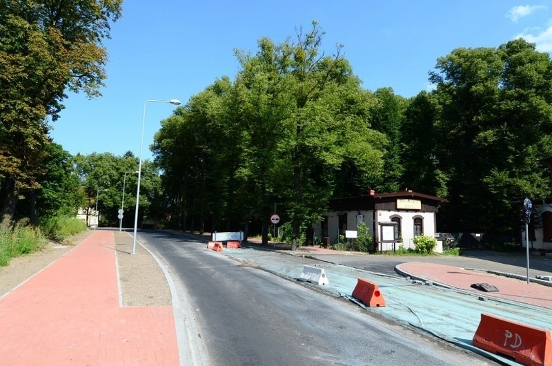 Na rondzie  w Biedrusku są  już ekipy  drogowców pilskiej...