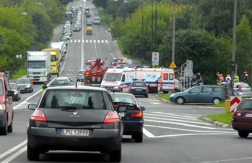 Wypadek busa na al. Warszawskiej. Są ranni [ZDJĘCIA]