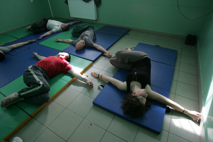Więżniowie z Zakładu Karnego w Wojkowicach ćwiczą jogę! [ZOBACZ]