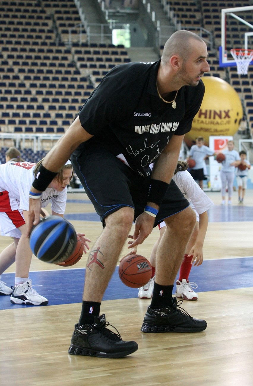 Koszykarz Marcin Gortat ma nieduży tatuaż na prawej łydce