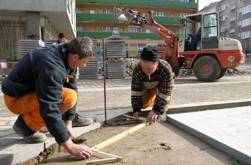 Luty 2007 r. Budowa drogi i chodnika