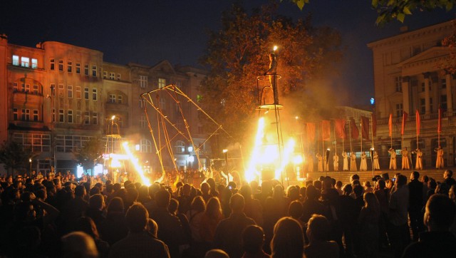 Na poznańskim placu Wolności często odbywają się masowe imprezy, którym towarzyszy hałas