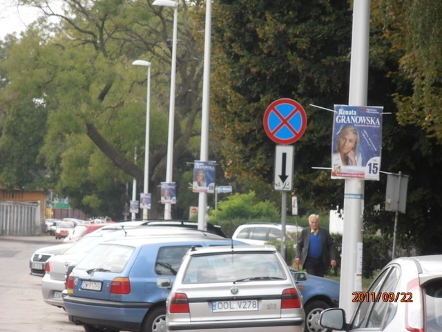 Te plakaty Renata Granowska z PO rozwiesiła nielegalnie - twierdzi Zarząd Dróg i Utrzymania Miasta