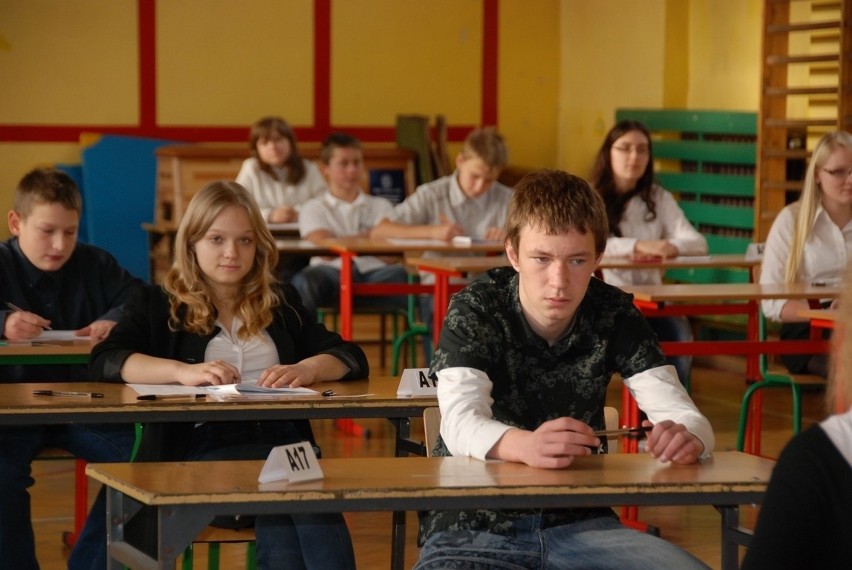 Uczniowie z Gimnazjum nr 19 w Sosnowcu podczas próbnego...