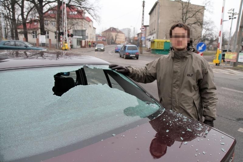 Wrocław: Zamykający się szlaban uszkodził bmw. Kierowca dostał mandat (ZDJĘCIA)