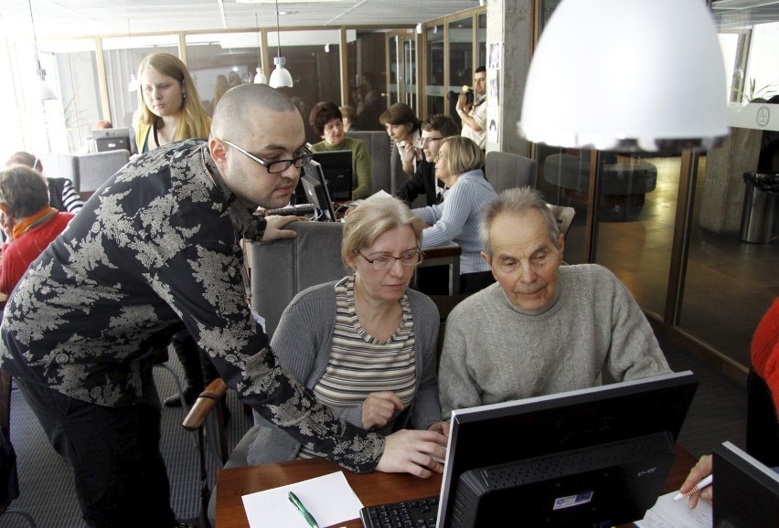 WBP Lublin: Seniorzy serfują w Internecie (foto, wideo)