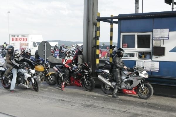 Protest motocyklistów na bramkach w Balicach w 2009 roku.