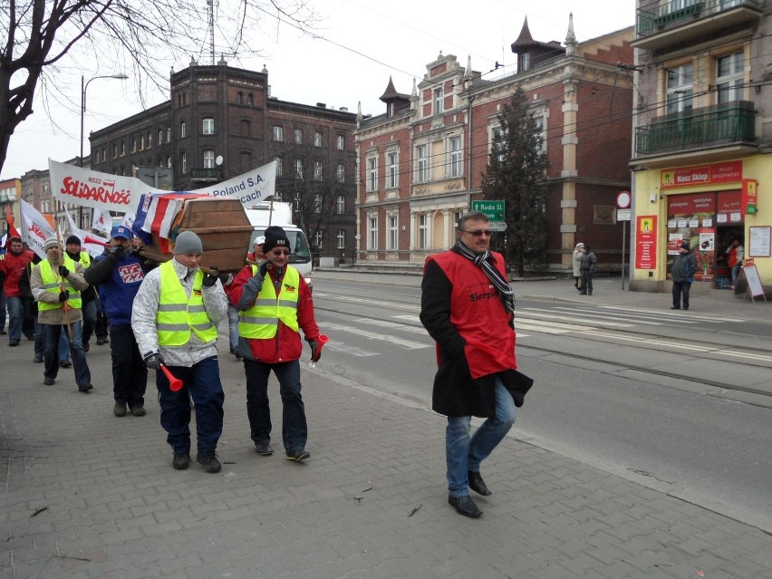 Strajk generalny: Pikieta przed Urzędem Miasta w Świętochłowicach [ZDJĘCIA]