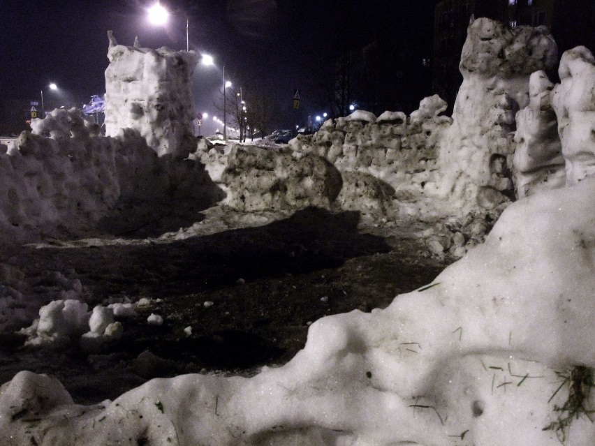 Śnieżny zamek na rondzie w Świdniku (ZDJĘCIA)