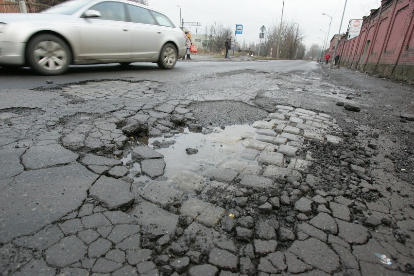 Tak otrzymasz odszkodowanie za zniszczone auto na dziurach [PORADNIK DZ]