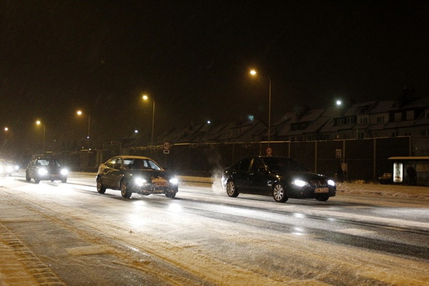 Wrocław: Śnieg znowu utrudnił życie kierowcom. Trudne warunki w nocy (FILM, ZDJĘCIA)