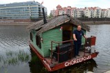 Poznań: Dom kryty strzechą pływa po Warcie [ZOBACZ ZDJĘCIA]