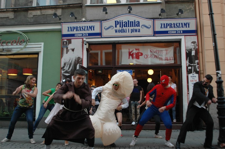 W obronie &quot;Pijalni wódki i piwa&quot; w Poznaniu przeprowadzili flash mob [ZDJĘCIA]  