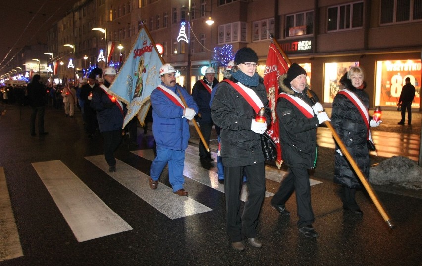 Obchody Grudnia '70 w Gdyni. Kwiaty i modlitwa w miejscu masakry robotników [ZDJĘCIA]