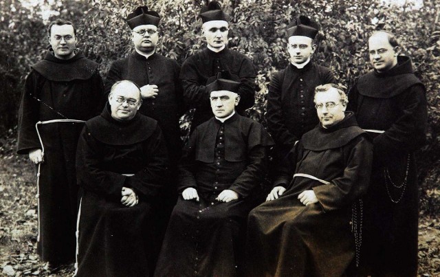 Przedwojenna fotografia przedstawia  polskich księży  z  Zabrza.  Czy są wśród nich bohaterowie naszego tekstu?