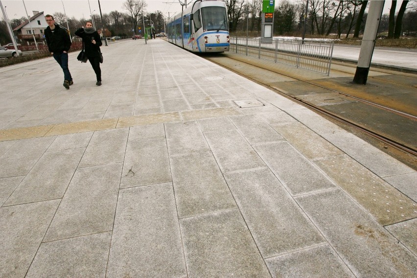 Wrocław: Biało na Pilczyckiej. To nie śnieg, to sól (ZDJĘCIA)