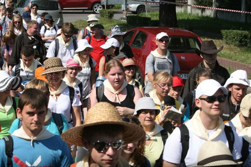 Cztery tysiące pielgrzymów z Rybnika jest już w drodze na Jasną Górę [ZDJĘCIA]