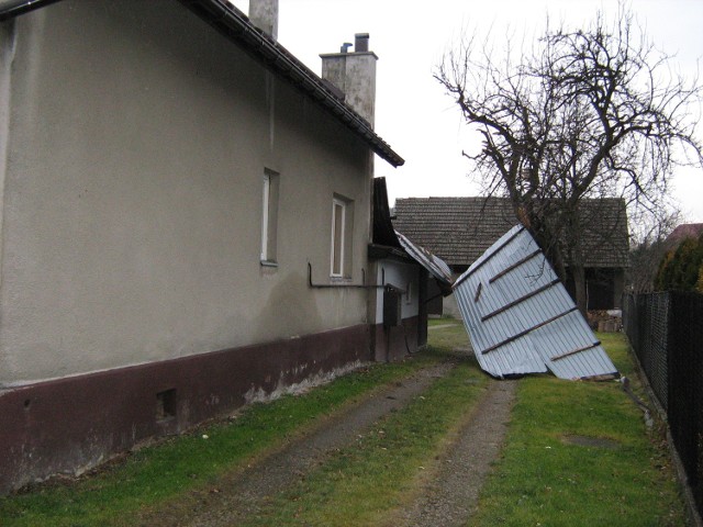 W Jaroszowicach gwałtowny wiatr zerwał poszycie dachu
