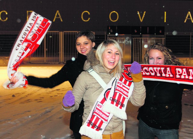 Kibicki Cracovii  z Prokocimia dają czadu pod stadionem. Od lewej: Agnieszka, Sabina, Patrycja