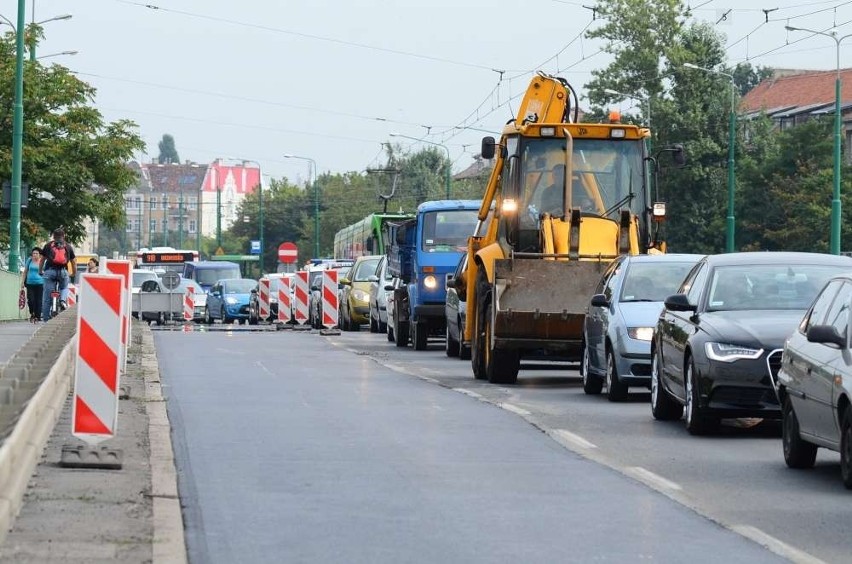 W środę drogowcy układali nową nawierzchnię na moście...