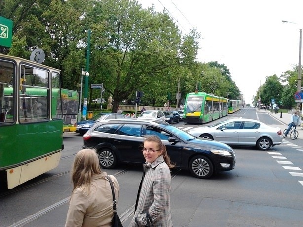 na ul. Fredry doszło do kolizji samochodu osobowego z...