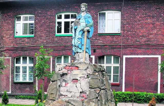Ta figurka św. Barbary, stojąca przy ul. Kopalnianej w Katowicach, to ślad na ziemi po kopalni, której już nie ma i historyczna pamiątka. Warto przywrócić jej dawne piękno