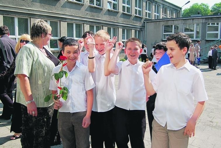 Piątoklasiści z SP nr 3 w Tarnowie, z wychow. Lucyną Jurą,...