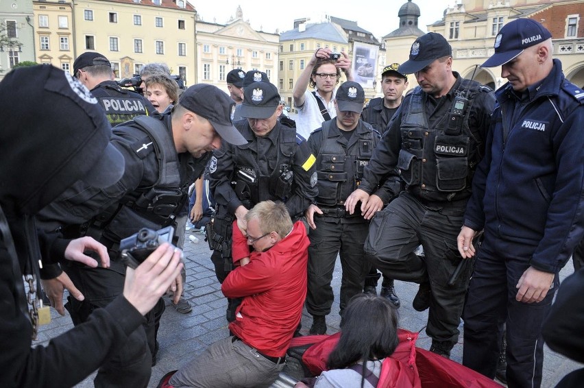 Policja usunęła protestujących z Rynku [ZDJĘCIA]