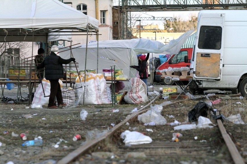 Po niedzielnym handlu targowisko na Świebodzkim wygląda jak po wojnie (ZDJĘCIA)