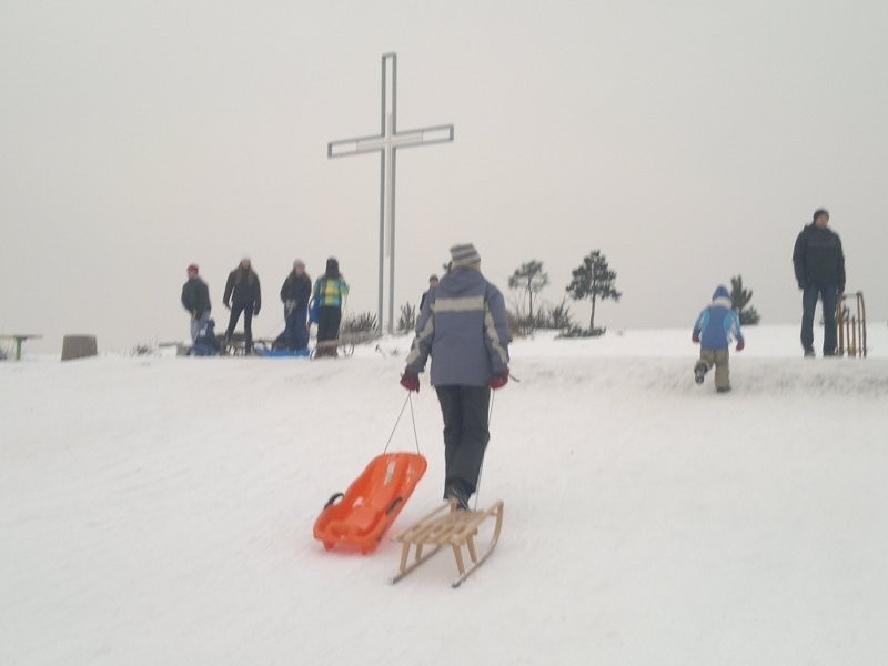 Luboń: Zabawy dzieci w śniegu na Wzgórzu im. Jana Pawła II  [ZDJĘCIA] 