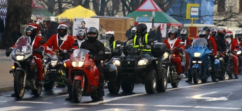 Niedzielna parada Mikołajów na motocyklach