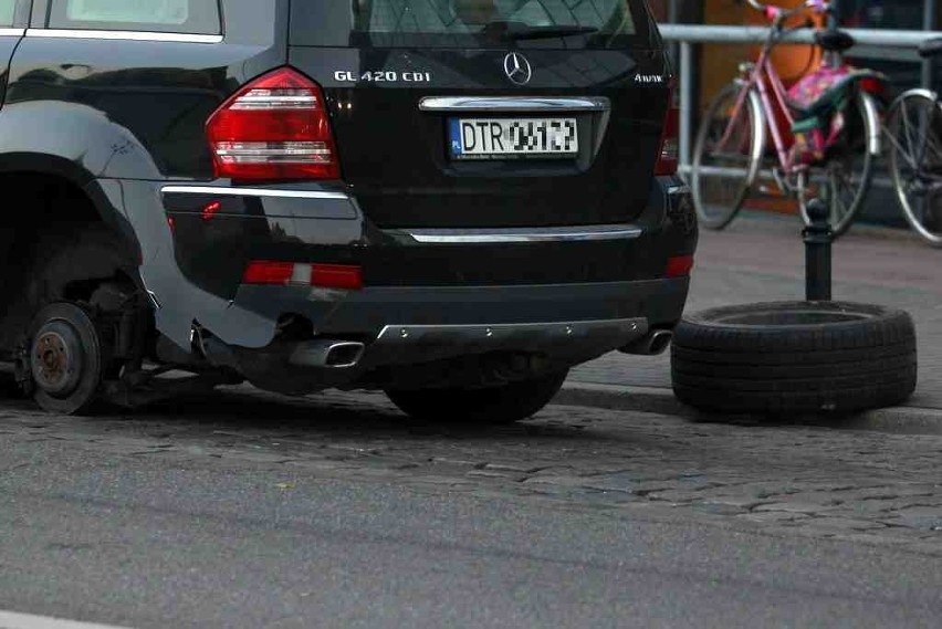 Kierowca z powiatu trzebnickiego zgubił koło na Kazimierza Wielkiego (ZDJĘCIA)