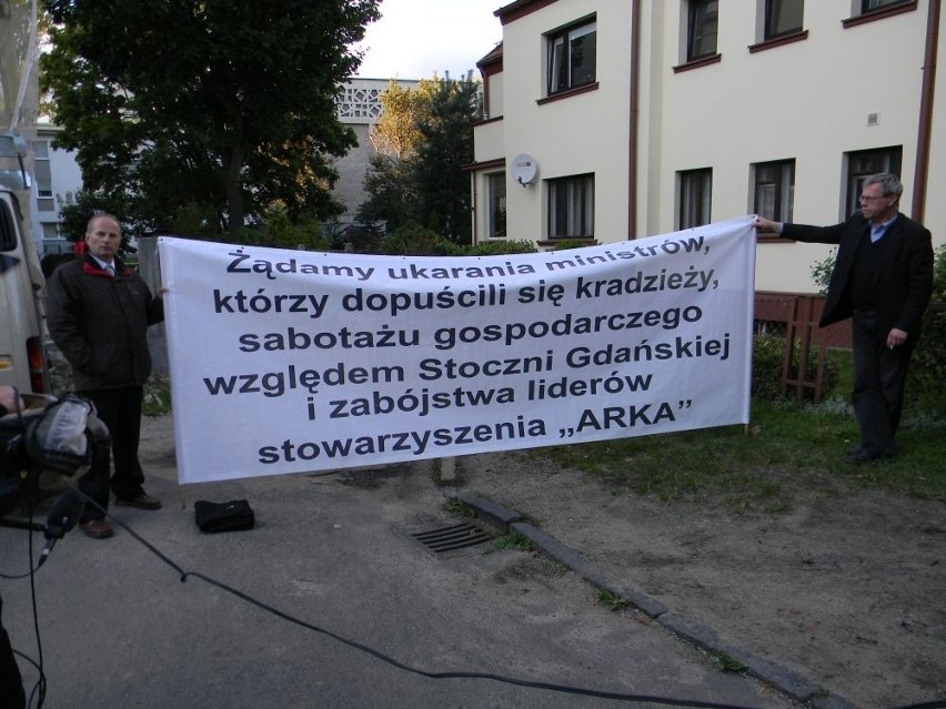 Protest PiS przed domem Donalda Tuska w Sopocie [ZDJĘCIA, FILM]