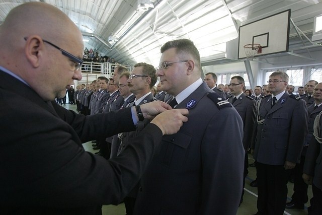 Odznaczenia Zasłużony policjant wręczał Śląski Komendant...