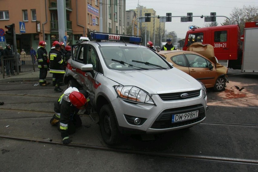 Wrocław: Kobieta wjechała w samochód straży. Strażak jest ranny (ZDJĘCIA)