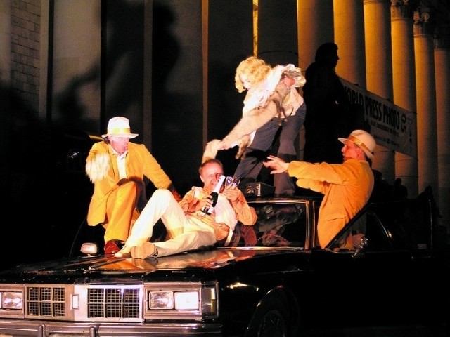 Scena ze spektaklu "Cadillac" poznańskiego Teatru Usta Usta