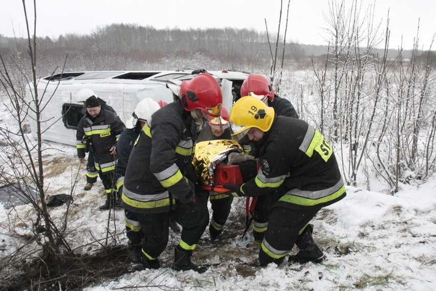 Bus koziołkował na drodze Lubin - Legnica. Osiem osób zostało rannych (FOTO)