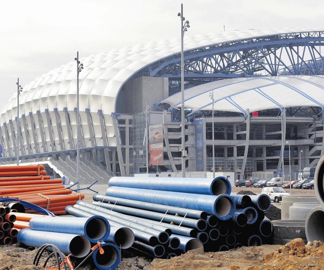 Czy na mecz kibice będą brnąć przez plac budowy?