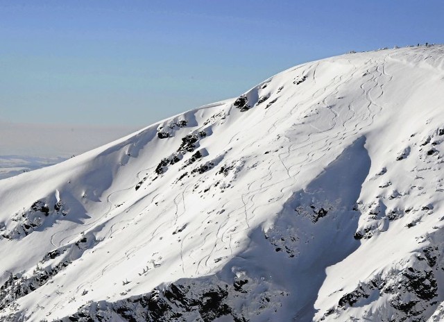 Studzienna Góra w sąsiedztwie Śnieżki to miejsce nielegalnych zjazdów narciarskich