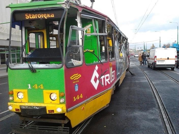 Wypadek na Moście Dworcowym. Dźwig uderzył w tramwaj - pięć...