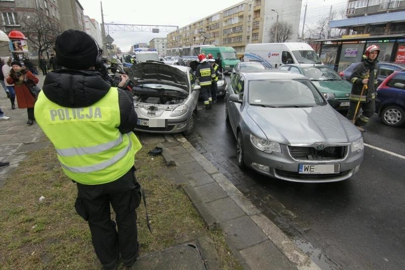 Pięć aut zderzyło się na pl. Legionów (ZDJĘCIA)