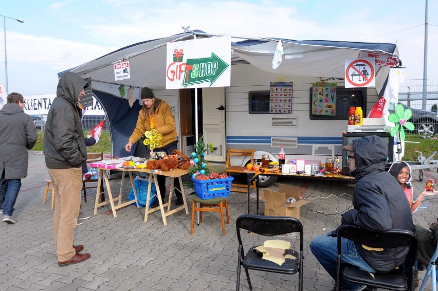 Sztuka na giełdzie w Elizówce: Warzywa, meble i artyści (FOTO)