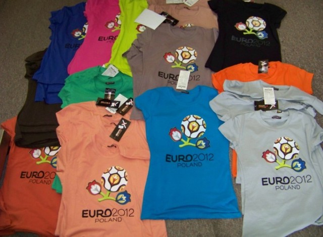 Trefną odzieżą ze znakiem Euro 2012 handlują na bazarach