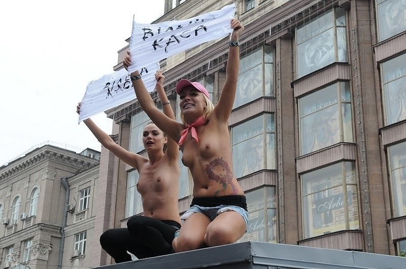 Nagi protest FEMEN w Kijowie. &quot;Brudna walka dwóch band&quot; (GALERIA)