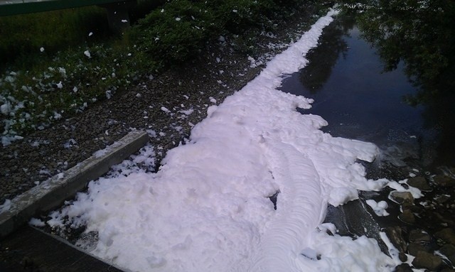 Śnieg w Bielsku-Białej w środku lipca?! Nie! To jakaś dziwna piana, którą... [ZDJĘCIA]
