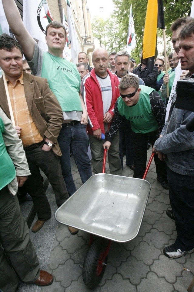We wtorek związkowcy protestowali przed siedzibą Polskiej Miedzi.