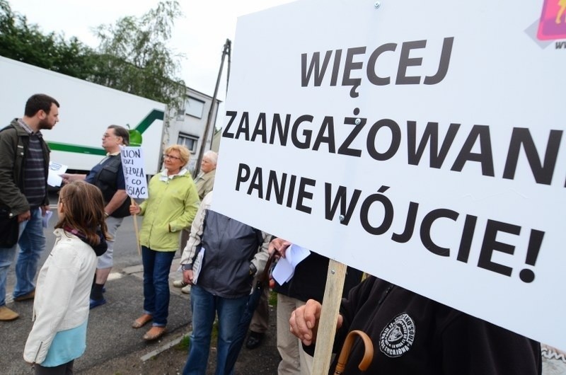 Pikieta mieszkańców Plewisk, którzy domagają się budowy...