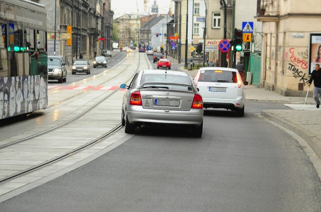 Pasażerowie narzekają, że auta zatrzymują tramwaje