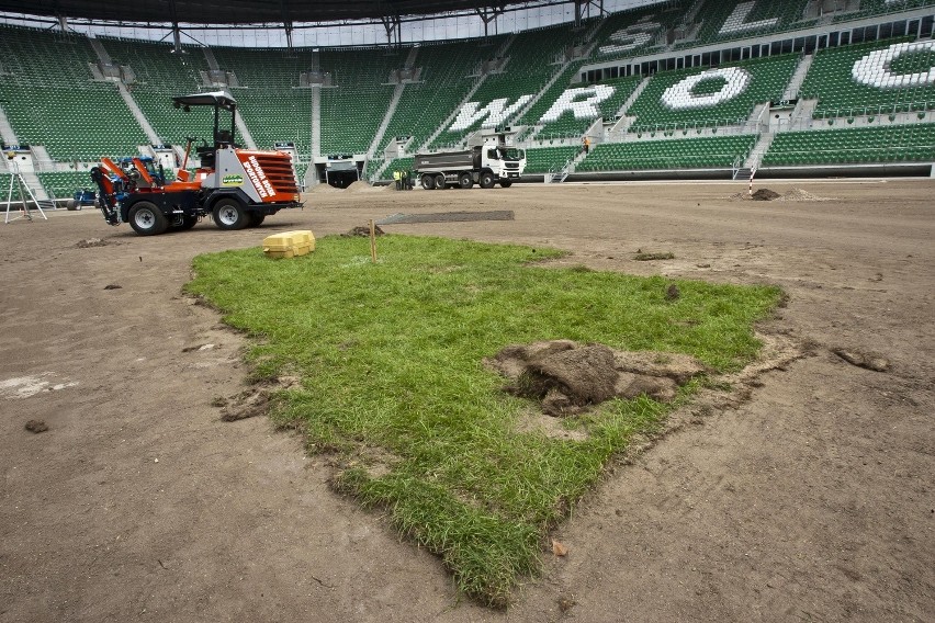 Wrocław: Wymieniają murawę na stadionie (ZDJĘCIA)