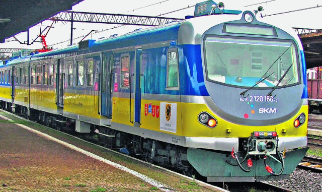 Najnowocześniejszy pociąg SKM z układem siedzeń takim,  jak w wagonach metra.